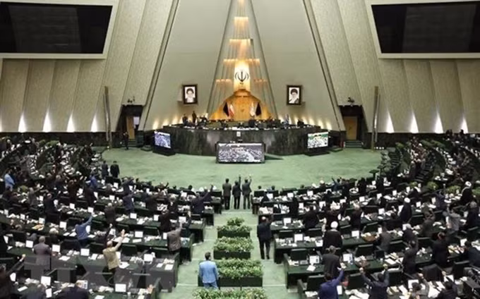 Los parlamentarios iraníes asisten a una sesión de la Asamblea Consultiva Islámica en Teherán. (Foto: AFP/VNA)