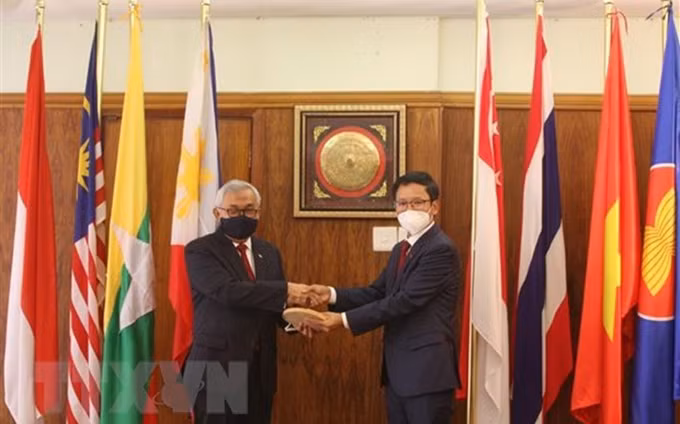 El embajador vietnamita en Sudáfrica, Hoang Van Loi, transfiere el papel de presidente del Comité de la Asean en Pretoria al embajador indonesio Salman Al Farisi. (Fotografía: VNA)