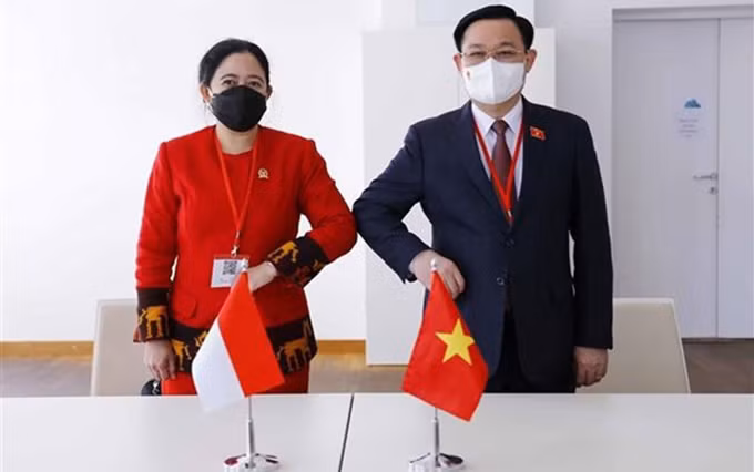 El presidente de la Asamblea Nacional de Vietnam, Vuong Dinh Hue, (izquierda) y la titular de la Cámara de Representantes de Indonesia, Puan Maharani. (Fotografía: VNA)