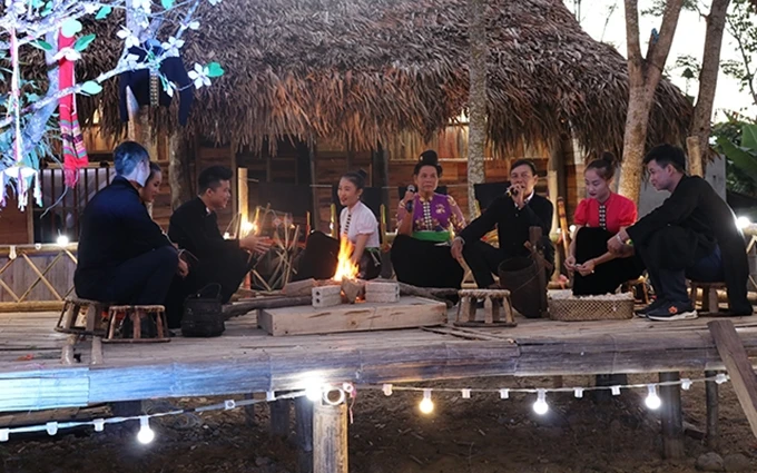 Giao Duyen, o el canto dual sobre el amor, interpretado sobre Han Khuong (suelo de bambú), es una belleza cultural de los Thai en Dien Bien. (Fotografía: Nhan Dan)