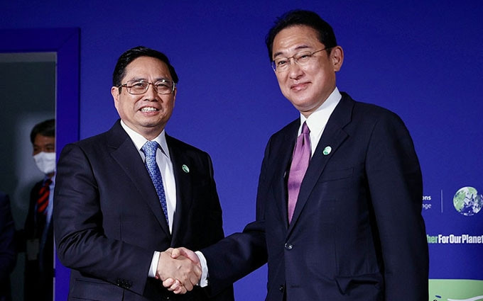 El primer ministro de Vietnam, Pham Minh Chinh, y su homólogo japonés, Kishida Fumio, se reúnen al margen de la XXVI Conferencia de las Naciones Unidas sobre el Cambio Climático (COP26) (Fotografía: VNA)
