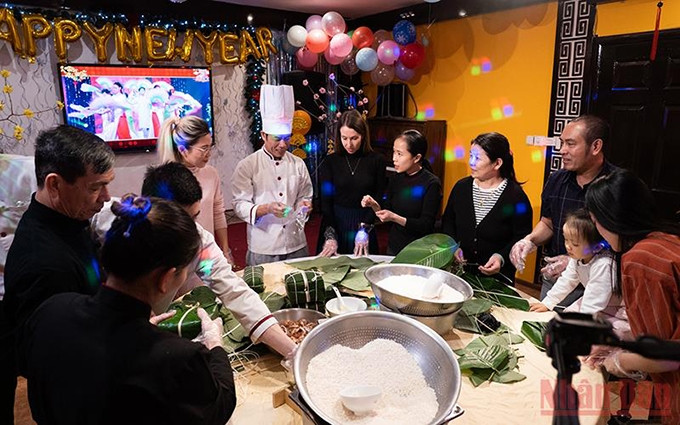 Amigos internacionales participan en la elaboración de “banh chung” en Moscú.