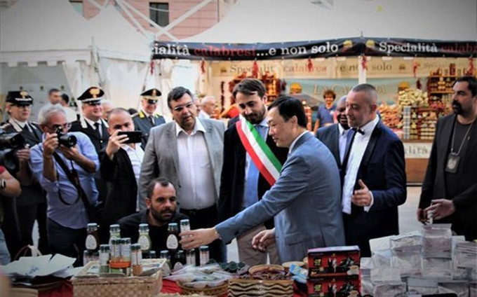El embajador vietnamita en Italia, Duong Hai Hung, presenta los productos de Vietnam a las autoridades de Rieti. (Fotografía: VNA)