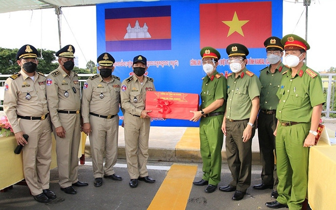 La Policía de An Giang entrega a las provincia de Kandal algunos suministros médicos. (Fotografía: thoidai.com.vn)