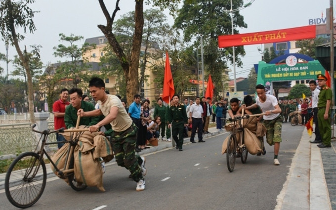 Los equipos empujan las bicicletas cargueras. 