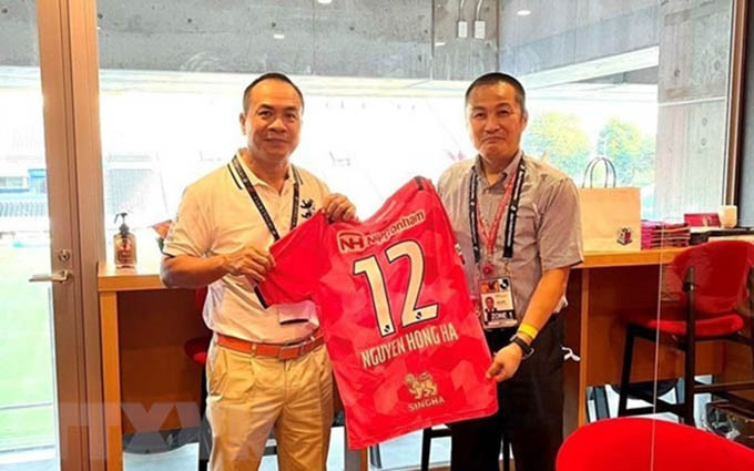 El cónsul general de Vietnam en Osaka Nguyen Hong Ha (izquierda) recibe una camiseta del club japonés Cerezo Osaka. (Fotografía: VNA)