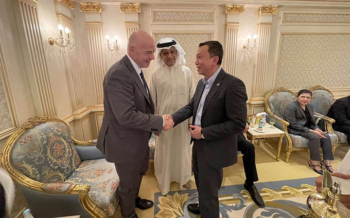 El presidente de la FIFA, Gianni Infantino (primero a la izquierda), y el titular de la AFC, Salman Bin Ibrahim Al-Khalifa (centro), reciben al presidente interino de la VFF, Tran Quoc Tuan. (Fotografía: VFF)
