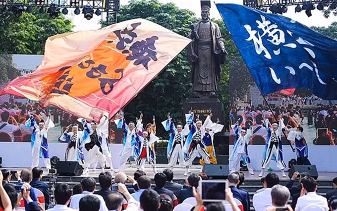 Una danza japonesa en el parque Ly Thai To, de Hanói. (Fotografía: qdnd.vn)