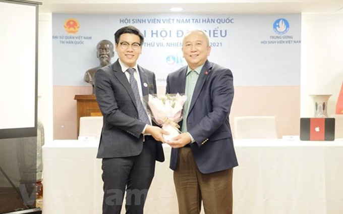 El Embajador de Vietnam en Corea de Sur, Nguyen Vu Tu y el nuevo presidente de la VSAK, Tran Thien Quang.