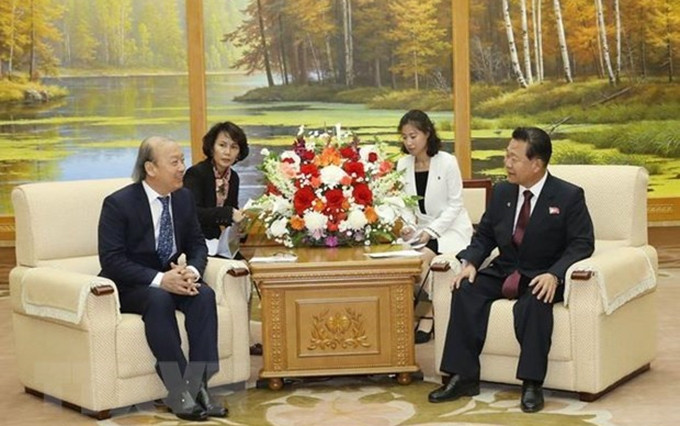 El subjefe de la Comisión de Comunicación y Educación del Comité Central del Partido Comunista de Vietnam, Vo Van Phuong, y Choe Ryong Hae, primer vicepresidente de la Comisión de Asuntos Estatales de Corea del Norte. (Fotografía: VNA)