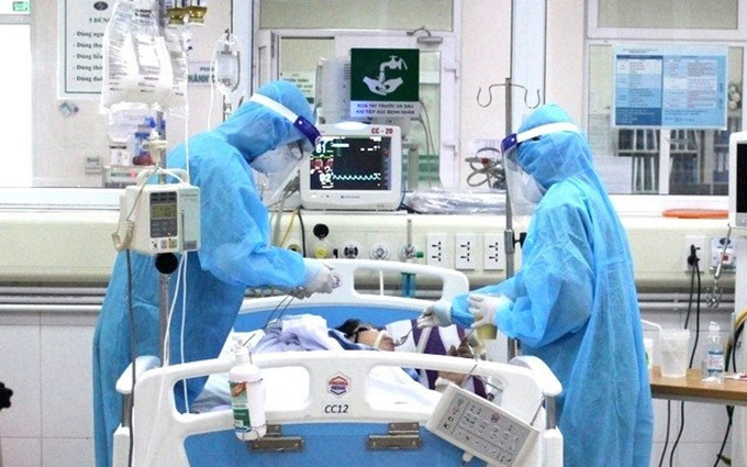 "Soldados de bata blanca" atienden a pacientes con el Covid-19. (Fotografía: VNA)