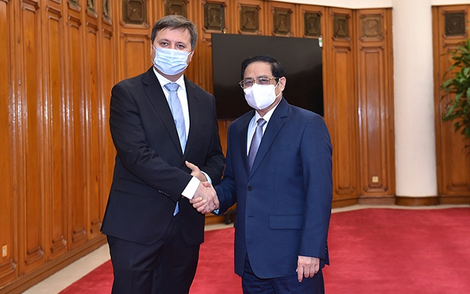 El primer ministro de Vietnam, Pham Minh Chinh, (a la derecha) recibe al embajador de Polonia en Hanoi, Wojciech Gerwel (Fotografía: Nhan Dan)