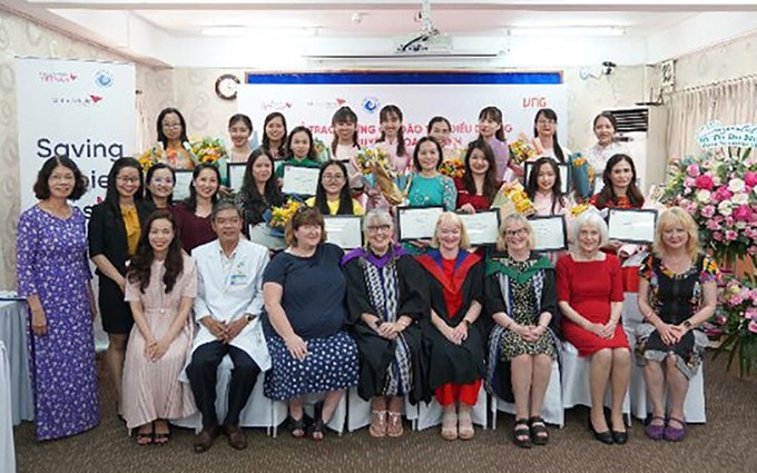  Suzanna Lubran, directora ejecutiva de NBV y Tran Xuan Ngoc Thao, gerente de marca corporativa y comunitaria de VNG.