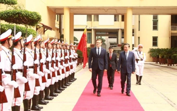 La ceremonia de bienvenida al ministro del interioir de Lituania, Eimutis Misiunas.