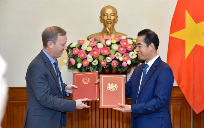 El viceministro de Relaciones Exteriores de Vietnam To Anh Dung (derecha) y el embajador británico, Gareth Ward, en el acto. (Fotografía: baoquocte.vn)