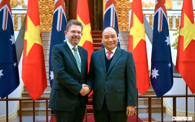 El primer ministro de Vietnam, Nguyen Xuan Phuc (d) y el presidente del Senado de Australia, Scott Ryan (Foto: hanoimoi.com.vn)