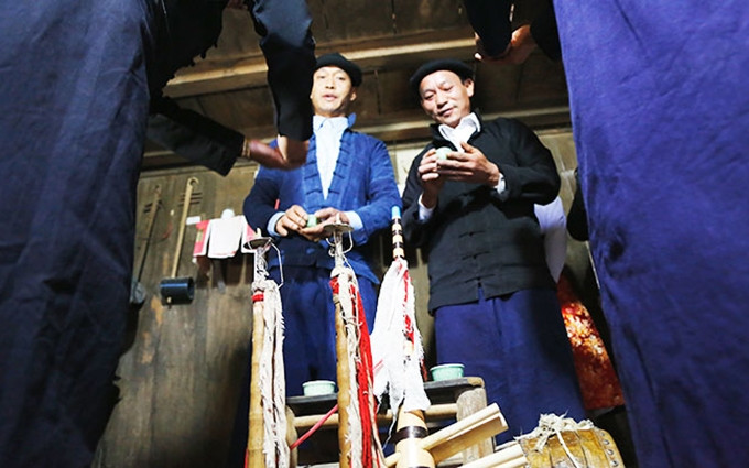 Los étnicos Mong en el distrito de Vi Xuyen, provincia norteña de Ha Giang, honran al Dios del bosque. 