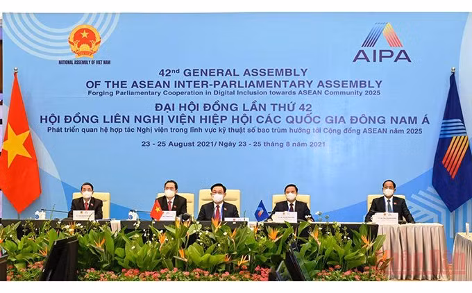 El presidente de la Asamblea Nacional de Vietnam, Vuong Dinh Hue (centro), en la inauguración de la AIPA 42. (Fotografía: Nhan Dan)