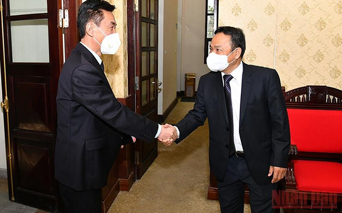 El subjefe de redacción del periódico Nhan Dan, Dinh Nhu Hoan recibe al consejero y encargado de negocios de la Embajada de Corea del Norte en Vietnam, Ri Ho-jun. (Fotografía: Nhan Dan)