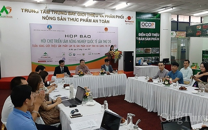 Rueda de prensa para anunciar la feria. (Fotografía: congthuong.vn)