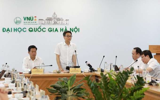 El vicepremier Vu Duc Dam (de pie) interviene en la reunión. (Fotografía: Nhan Dan)