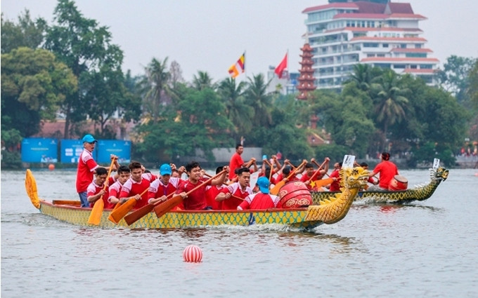 Atracción de la regata de barcos del dragón en Hanoi 