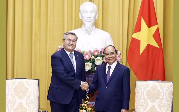 El presidente de Vietnam, Nguyen Xuan Phuc (derecha), recibe al viceprimer ministro y canciller de Kazajistán, Mukhtar Tileuberdi. (Fotografía: VNA)