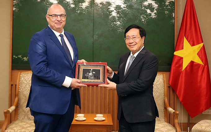 El viceprimer ministro de Vietnam, Pham Binh Minh y el embajador de Dinamarca en Hanói, Højlund Christensen. (Fotografía: VGP)