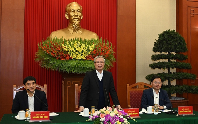 El miembro del Buró Político y permanente del Secretariado del Comité Central del Partido Comunista de Vietnam, Tran Quoc Vuong habla en el encuentro. 