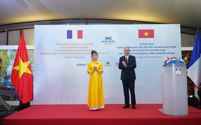 El embajador francés en Hanói, Nicolás Warnery, entrega la Orden Nacional de la Legión de Honor de Francia a Nguyen Thi Phuong Thao. (Fotografía: VNA)