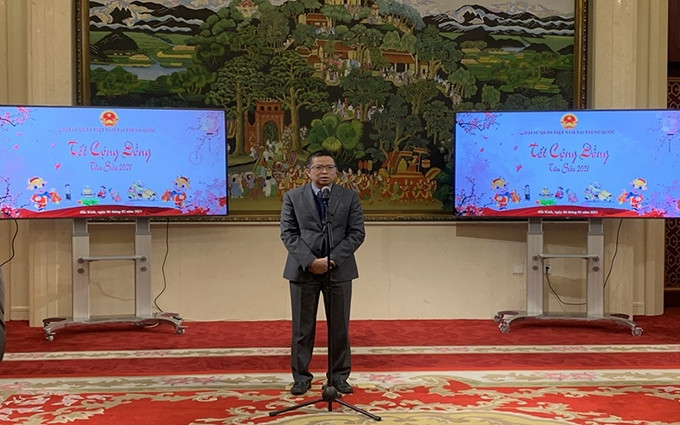 El encargado interino de Negocios, Pham Thanh Binh habla en el evento. (Fotografía: nhandan.com.vn)