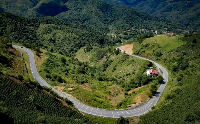 Curvas serpenteantes alrededor de las montañas. (Fotografía: VNA)