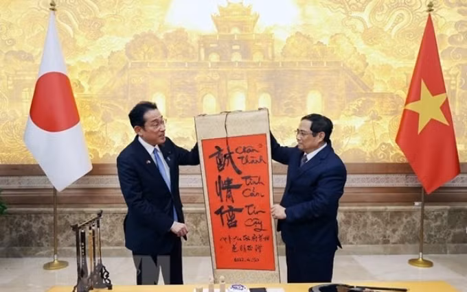  El primer ministro de Vietnam, Pham Minh Chinh entrega a su homólogo japonés, Fumio Kishida, una caligrafía “Sinceridad-Afecto-Confianza” (Foto: Duong Giang/VNA)