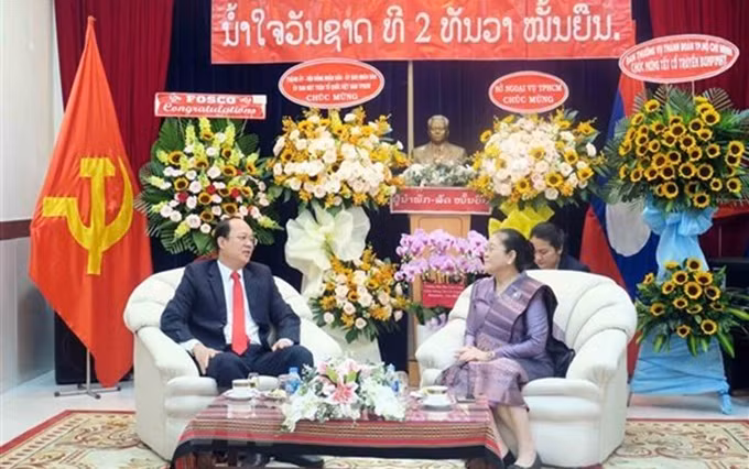 El subsecretario del Comité del Partido Comunista en Ciudad Ho Chi Minh, Nguyen Ho Hai, felicita a los funcionarios y trabajadores del Consulado General de Laos en la metrópolis (Fotografía: VNA)
