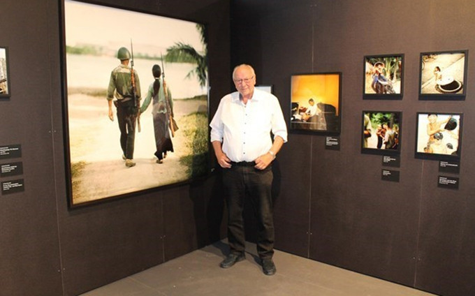 Thomas Billhardt y sus obras. (Fotografía: VNA)