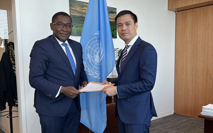Asesor Especial del Secretario General de la ONU para la Acción por el Clima, Selwin Hart, y el embajador Dang Hoang Giang, representante permanente de Vietnam ante las Naciones Unidas (Foto: VOV)