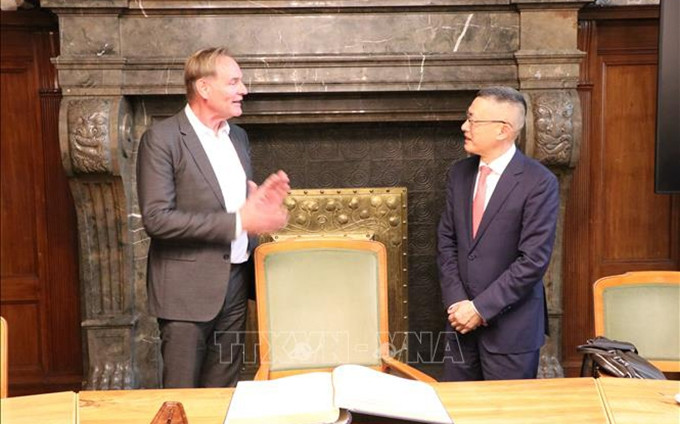 El embajador vietnamita en Alemania, Vu Quang Minh, se reunió con el alcalde de la ciudad alemana de Leipzig, Burkhard Jung. (Fotografía: VNA) 