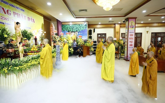 Los monjes realizan el ritual del Baño del Buda. (Fotografía: VNA)