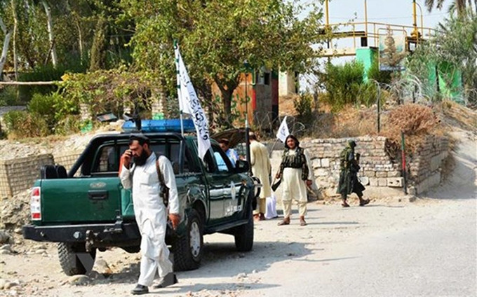 Miembros del Talibán inspeccionan la escena de una explosión de bomba en la ciudad de Yalalabad, provincia de Nangarhar, en el este de Afganistán. (Foto: VNA)