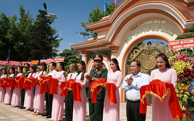 En la ceremonia de corte de cinta en la inauguración. (Fotografía: baocantho.com.vn)