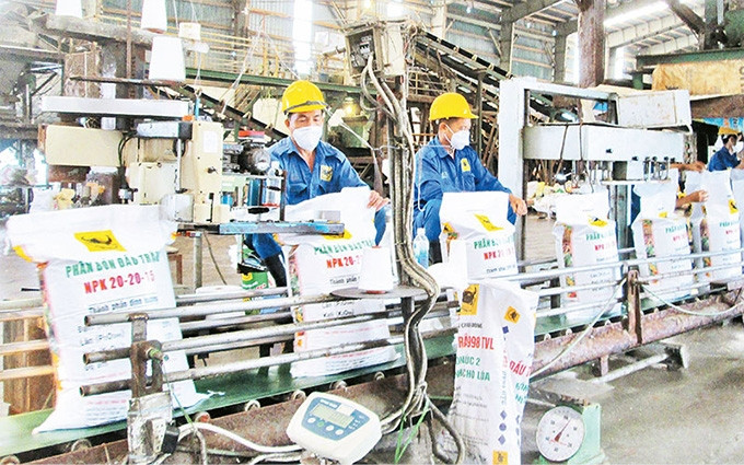 La compañía Binh Dien, en la provincia de Long An, aumenta la producción de fertilizantes para satisfacer las necesidades de los agricultores. (Fotografía: Nhan Dan)