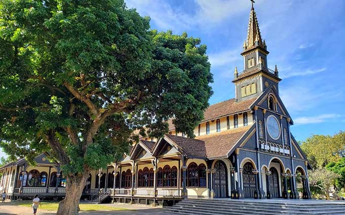 La centenaria catedral de madera de Kon Tum. 