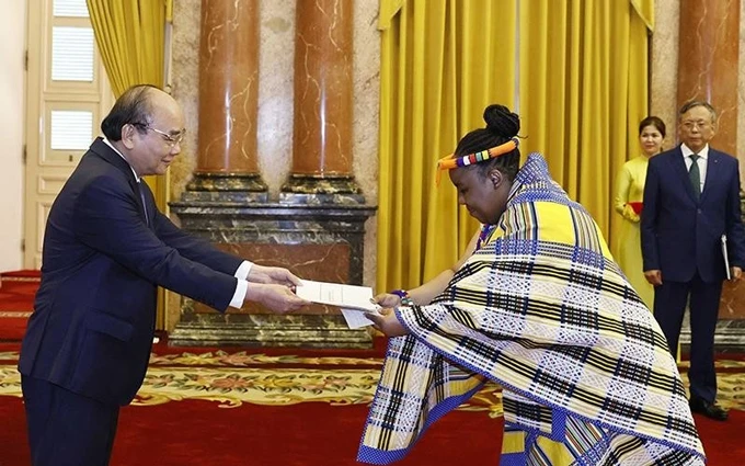 El presidente de Vietnam, Nguyen Xuan Phuc, recibe las cartas credenciales de la jefa de la misión diplomática de Sudáfrica, Vuyiswa Tulelo. (Fotografía: VNA)