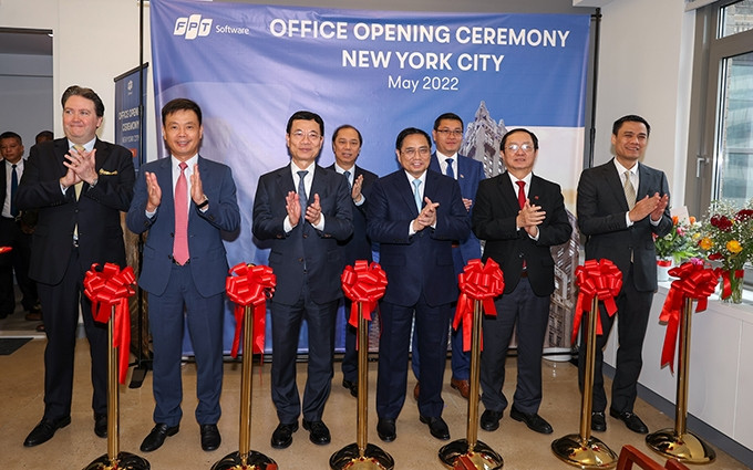 El primer ministro Pham Minh Chinh (tercero desde la derecha) y otros funcionarios en la ceremonia de apertura de la oficina de FPT Software en Nueva York. (Fotografía: baochinhphu.vn)