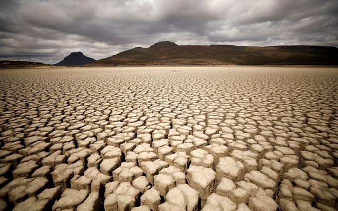 Lecho de una presa seca en Graaff-Reinet, Sudáfrica, el 14 de noviembre de 2019. (Foto: REUTERS)