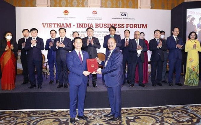 El presidente de la Asamblea Nacional de Vietnam, Vuong Dinh Hue, presencia la ceremonia de entrega de acuerdos de cooperación entre empresas de los dos países (Fotografía: VNA)