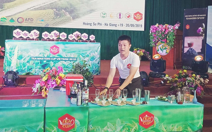 Un concursante en la categoría de elaboración de té. 
