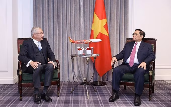 El primer ministro Pham Minh Chinh (derecha) recibe a Christian Scherer, director comercial y jefe internacional de Airbus. (Fotografía: VNA)