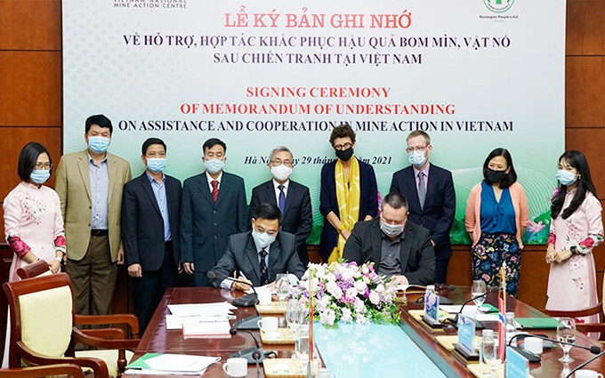VNMAC firma un Memorando de Entendimiento con la Organización de Ayuda Popular Noruega sobre cooperación para superar las consecuencias de las bombas y minas remanentes de la guerra. (Fotografía: Nhan Dan)
