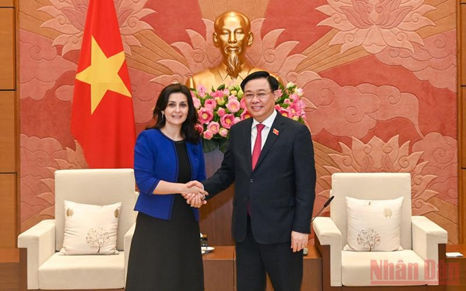 El presidente de la Asamblea Nacional de Vietnam, Vuong Dinh Hue, recibe a la embajadora de Bulgaria acreditada en Hanói, Marinela Petkova. (Fotografía: Nhan Dan)